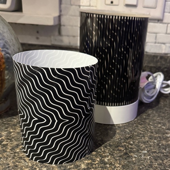 Scentsy Full Size Wax Warmer IN MOTION geometric spinning RETRO
Black & White - Picture 6 of 7